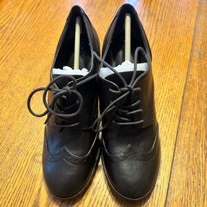 Dark brown Relativity lace up Oxford heels size 7.5 never worn